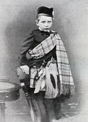 Kaiser Wilhelm II fotograferad vid 4 års ålder i kilten som bars för bröllopet mellan sin farbror Edward, prins av Wales med prinsessan Alexandra av Danmark, 1863